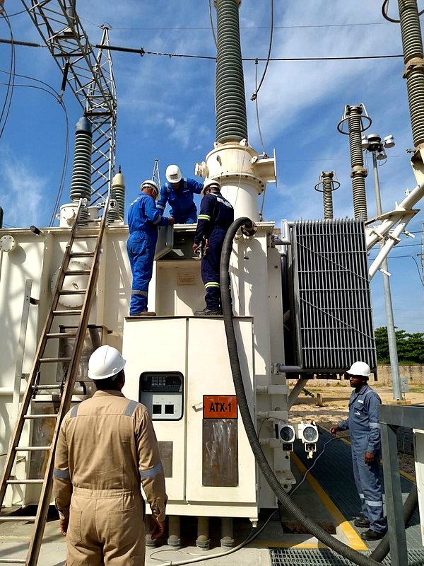 Equipo técnico de ICIS interviniendo un autotransformador de potencia en patio de subestación
