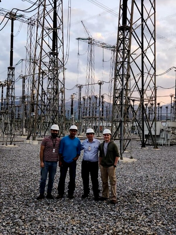 Equipo técnico de ICIS en subestación de extra alta tensión