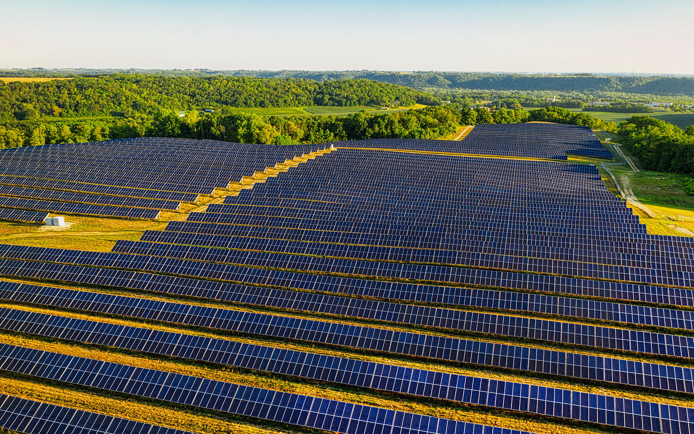 Vista aérea de un parque solar fotovoltaico con hileras de módulos sobre el terreno