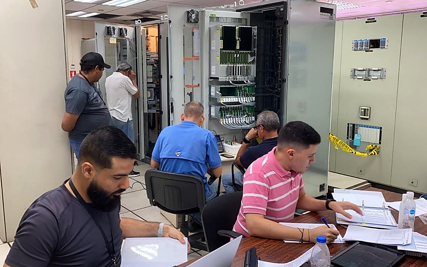 Equipo técnico de ICIS probando esquemas de protección y control sobre los tableros de una sala de control
